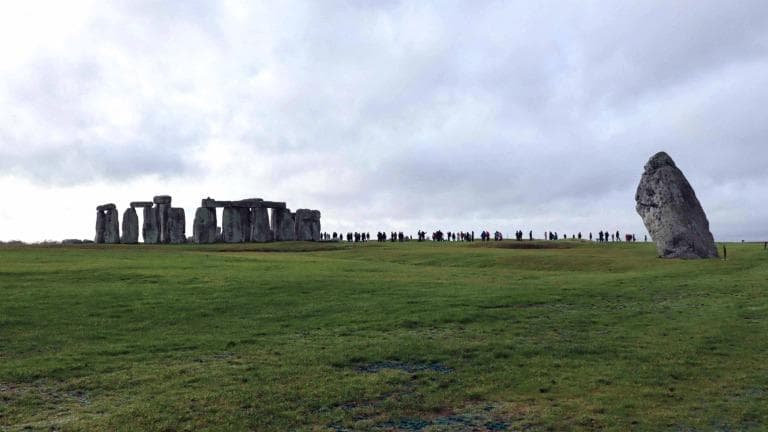 458 Stonehenge ในวันฟ้าทึมปริศนาแท่งหินตั้งกับหนังสือสามเล่ม