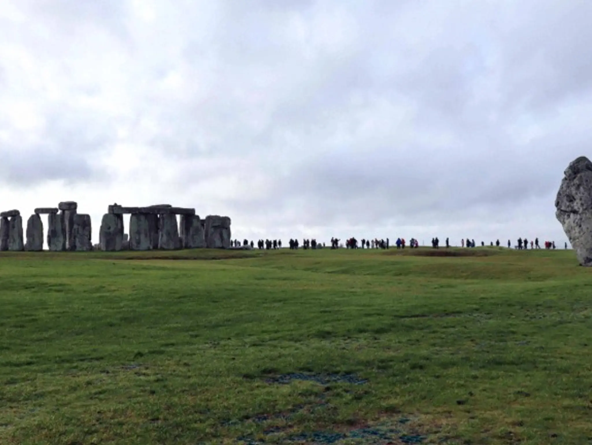 458 Stonehenge ในวันฟ้าทึมปริศนาแท่งหินตั้งกับหนังสือสามเล่ม