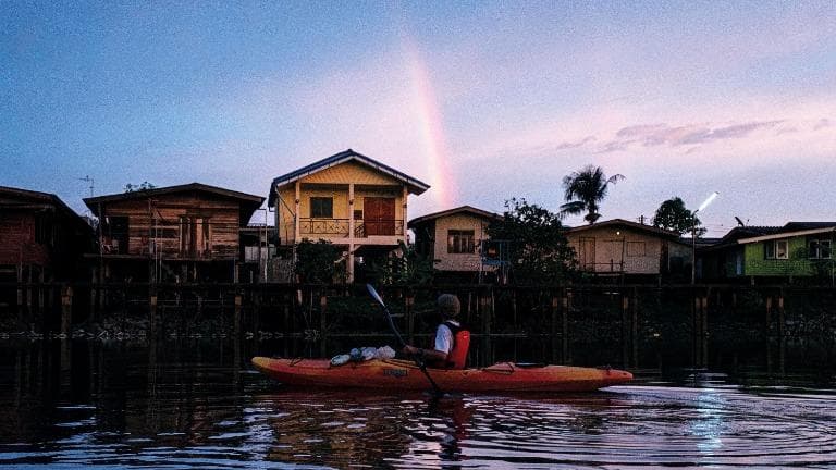 ลองอ่าน 464 โลกทั้งใบจากเก้าอี้ขาว ปรัชญาของ ปริญญา เทวานฤมิตรกุล