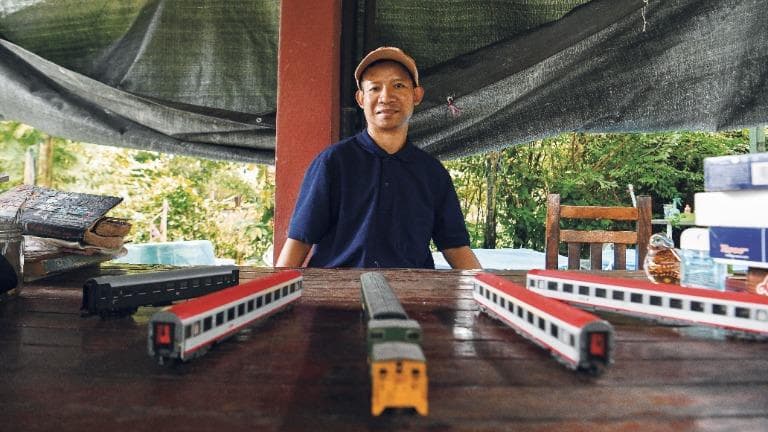 465 โมน สวัสดิ์ศรี  นักเขียนและ “ติ่งรถไฟไทย”