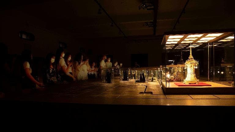 454 Hidden (in) Museum เส้นบางๆ ของชุดไทย