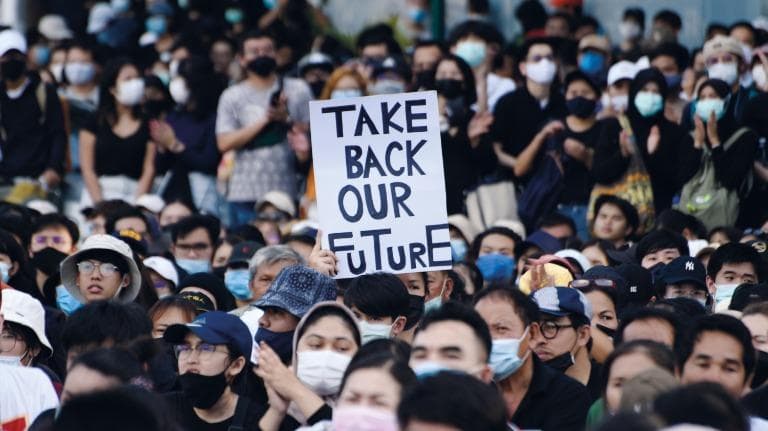 438 สัญลักษณ์ เพลงดนตรี  และ “ของที่ระลึก” :  แนวปะทะทางวัฒนธรรมใน "ม็อบ"