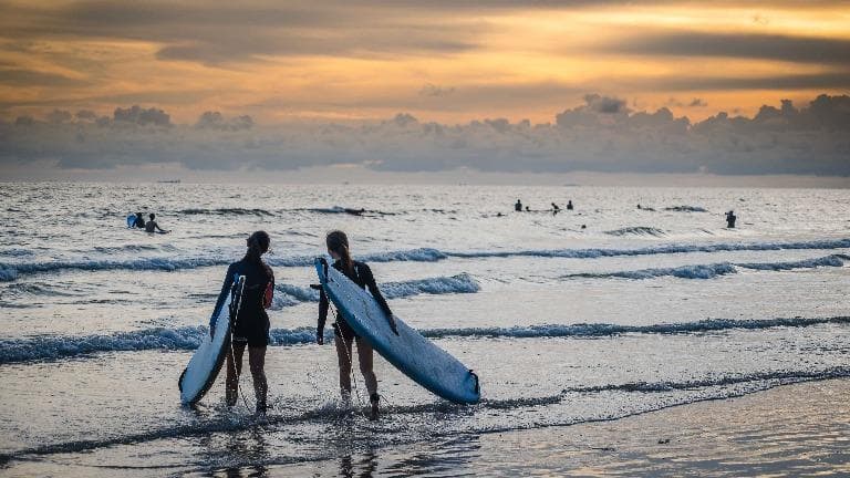ลองอ่าน 454 Laem Yah Rayong Surf Club