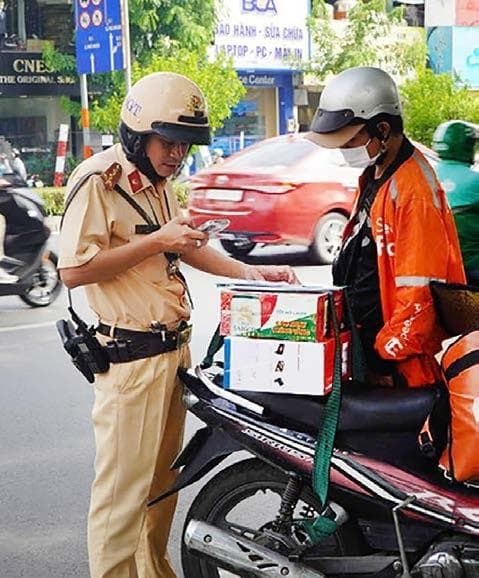 Dùng vỉa hè chạy xe