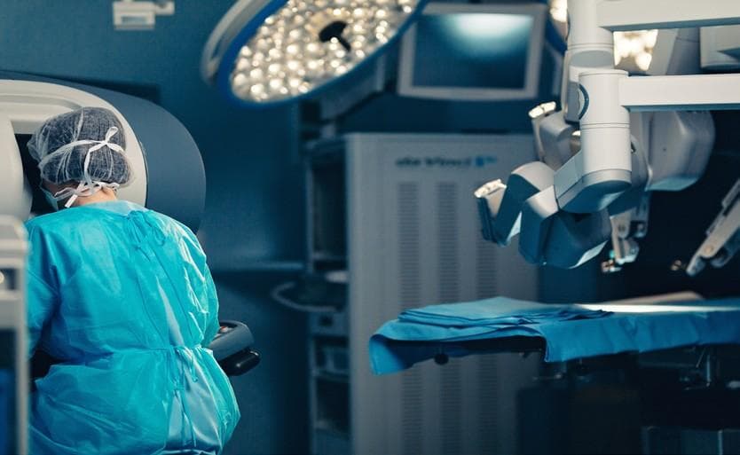 J&J plans to submit surgical robot to regulators in 2024