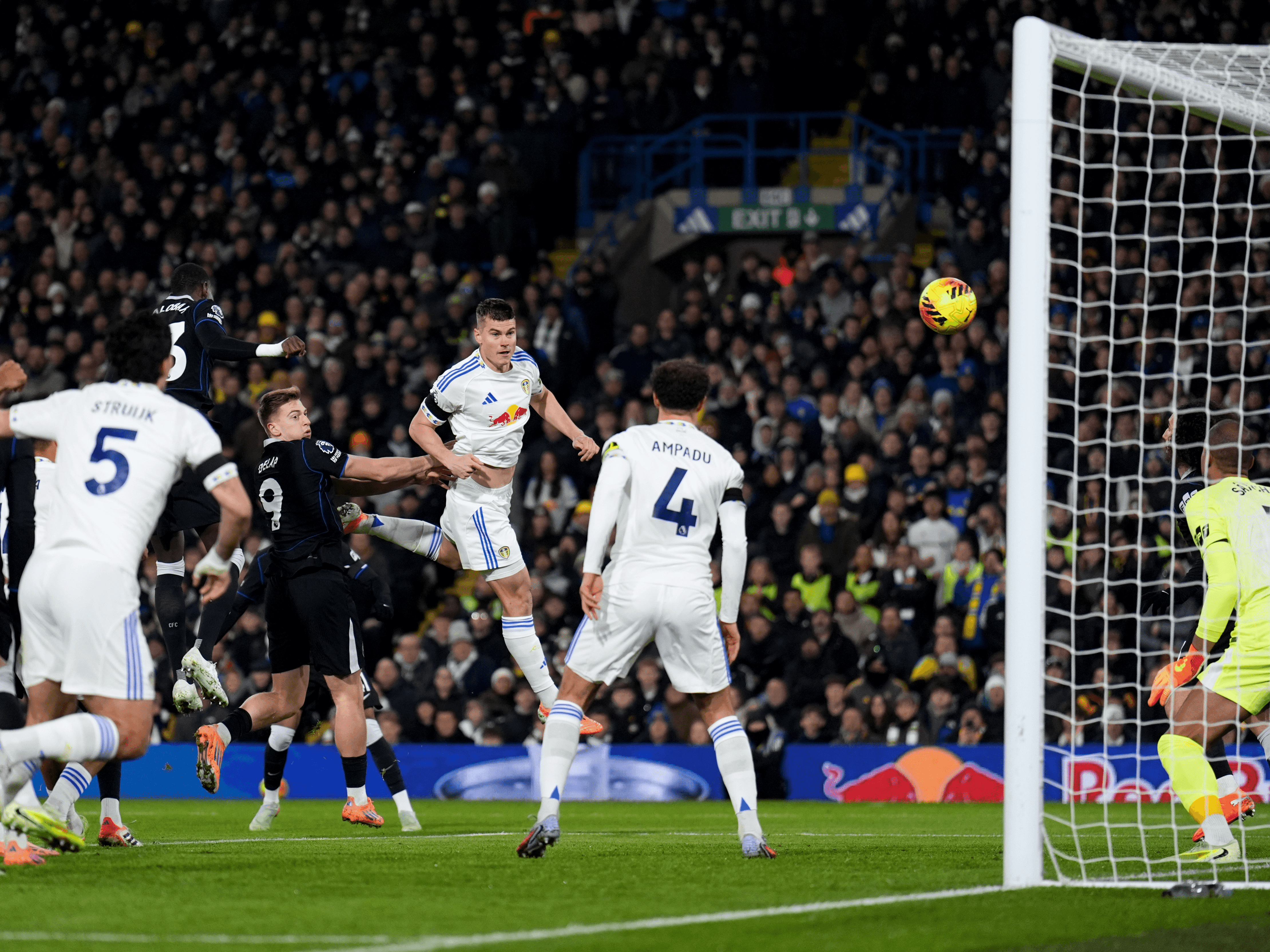 21. OweChelsea ukhale ngokuhuqa ubuthongo kwezitobha bedliwa yiLeeds