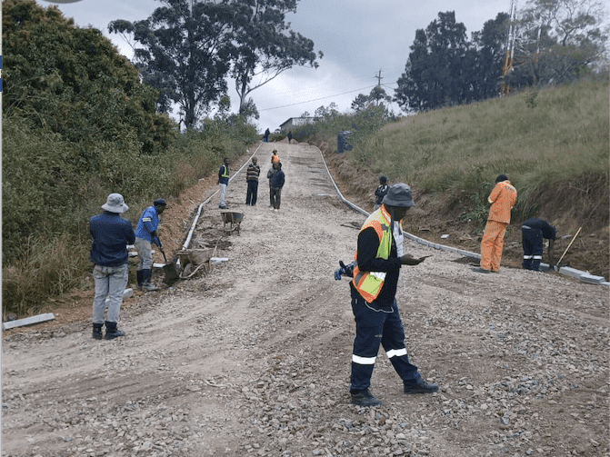 09. Umphakathi ushaye amaphakethe wazilungisela umgwaqo