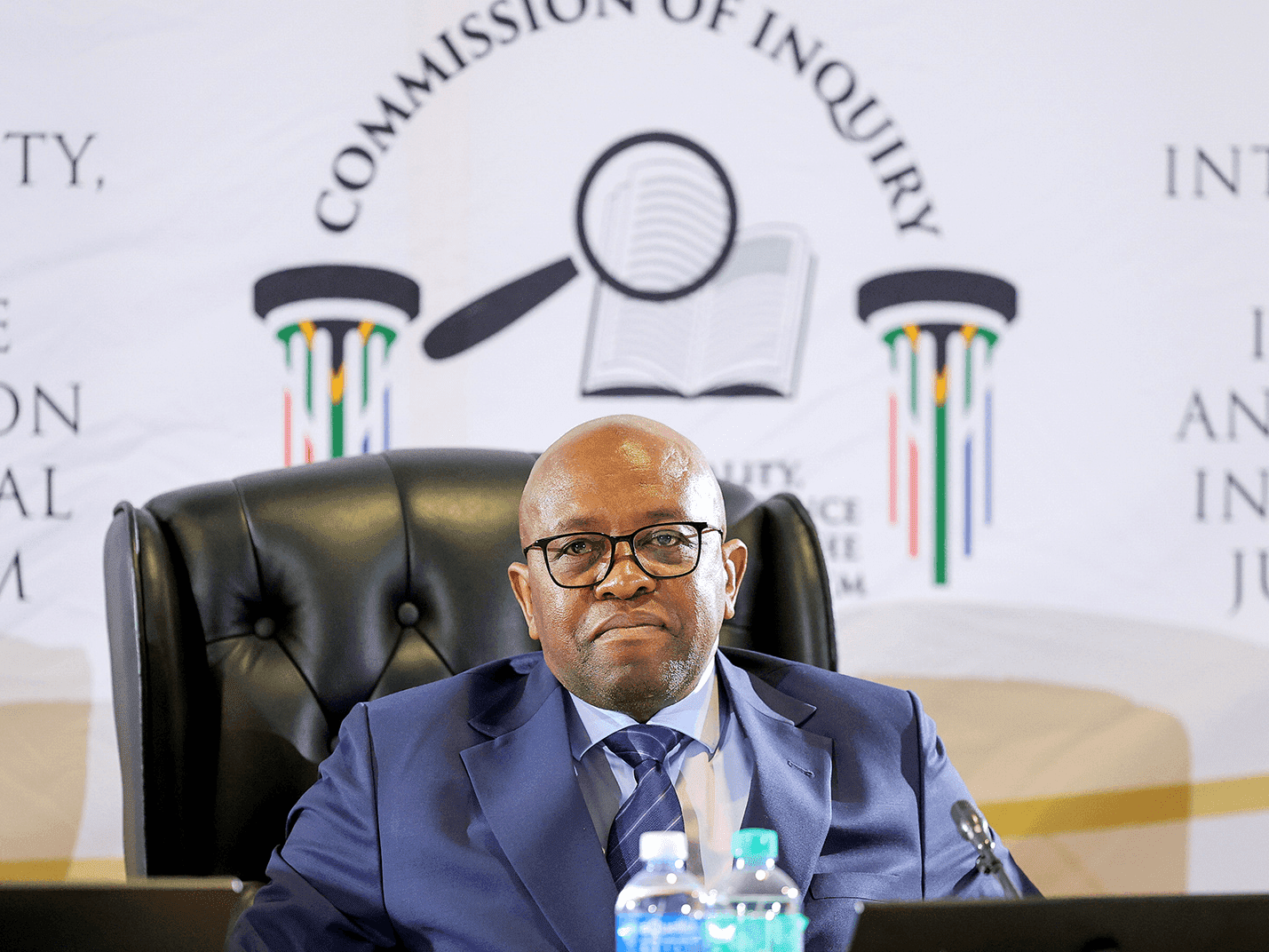 09. AbeKhomishini kaMadlanga baphakamisa ukuba kushushiwe uSibiya, uNkosi noMogotsi