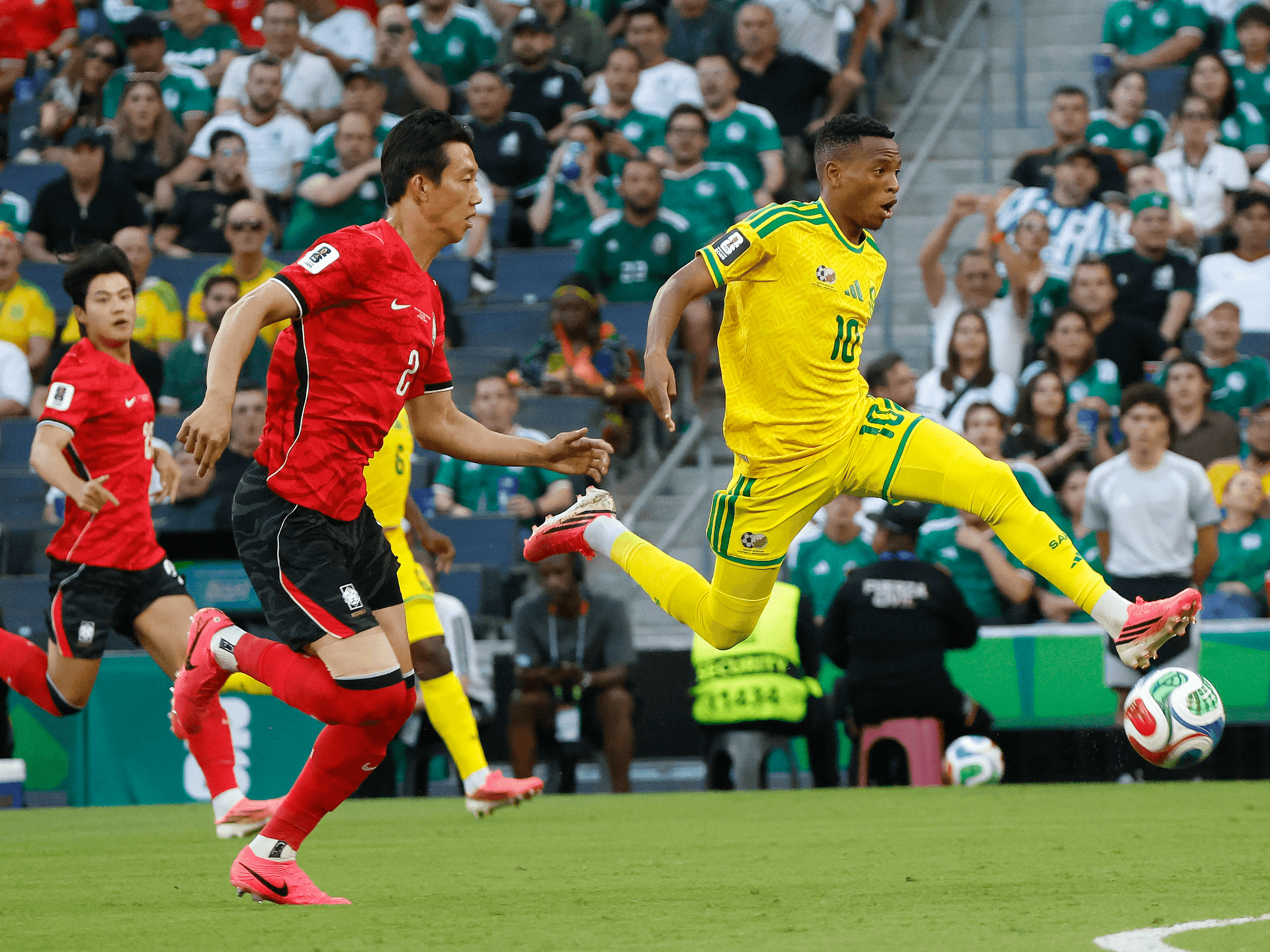 16. UBroos usaqine idolo ngeBafana