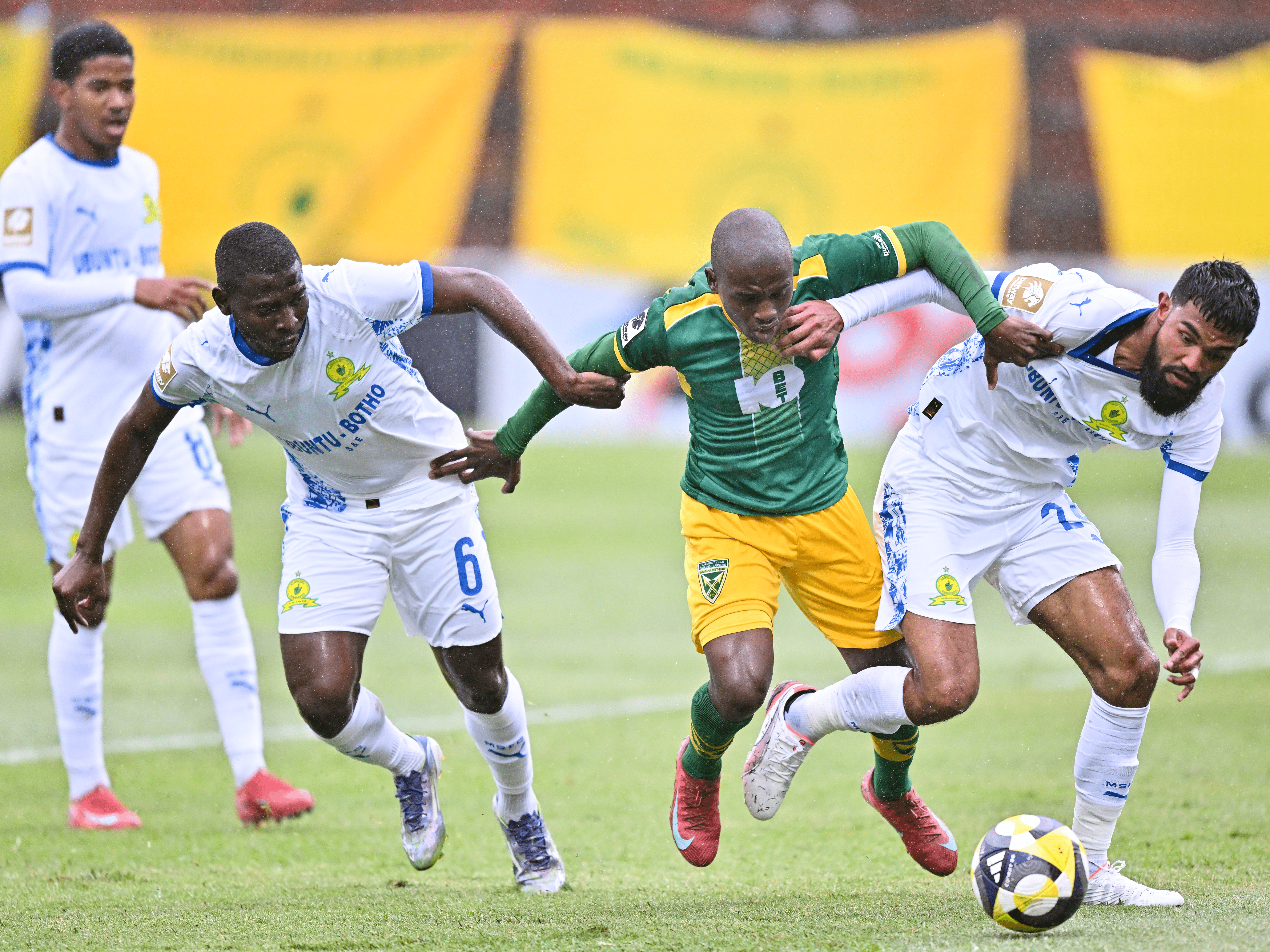 19. UMngqithi uyibona isazodonsa kanzima iSundowns