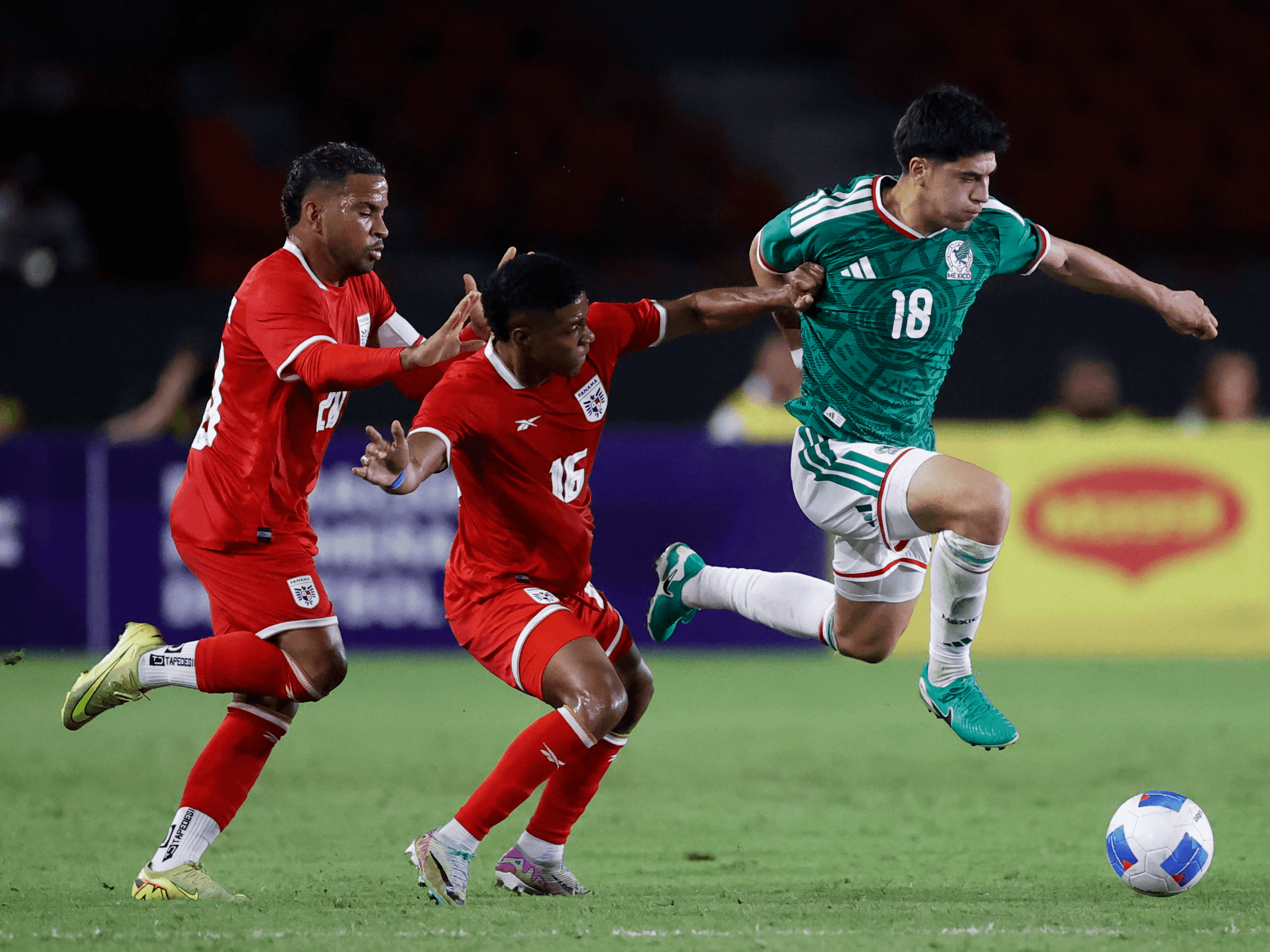 17. UBroos udalula afisa ukukuzuza kwiNdebe yoMhlaba