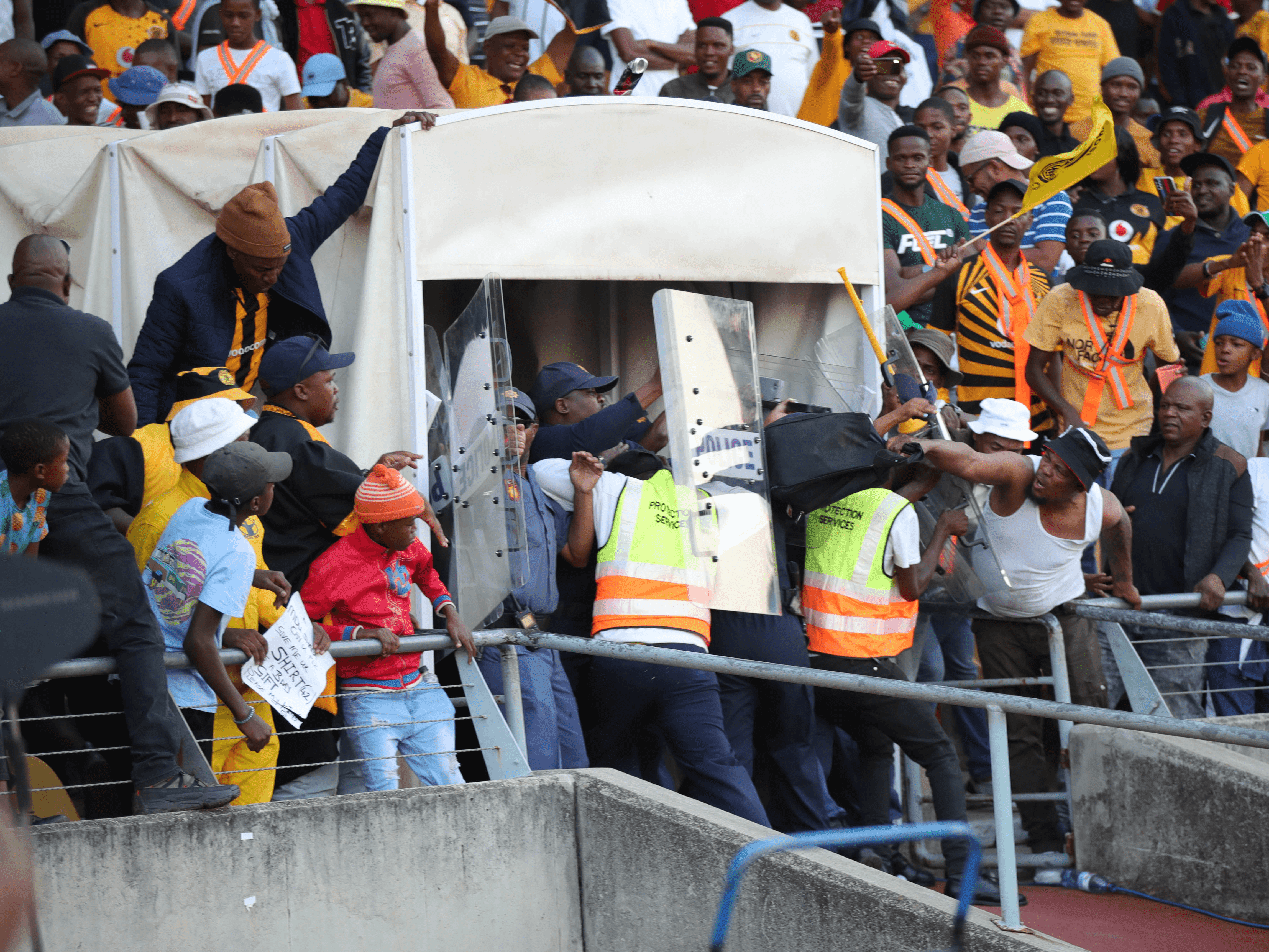 19. OwoSuthu wethulele isigqoko uManqoba Mngqithi