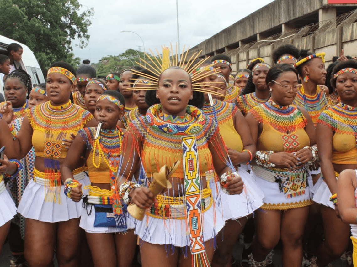 03. Amatshitshi aseka uKhozi FM ngohlelo  lwendishi