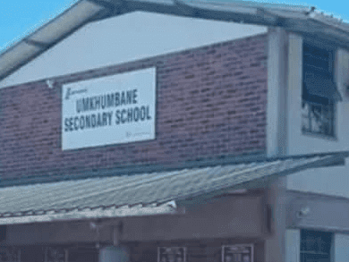 04. Abazali batelekela umnyango ngokumiswa kuka-principal 'ogada'othisha ngamakhamera