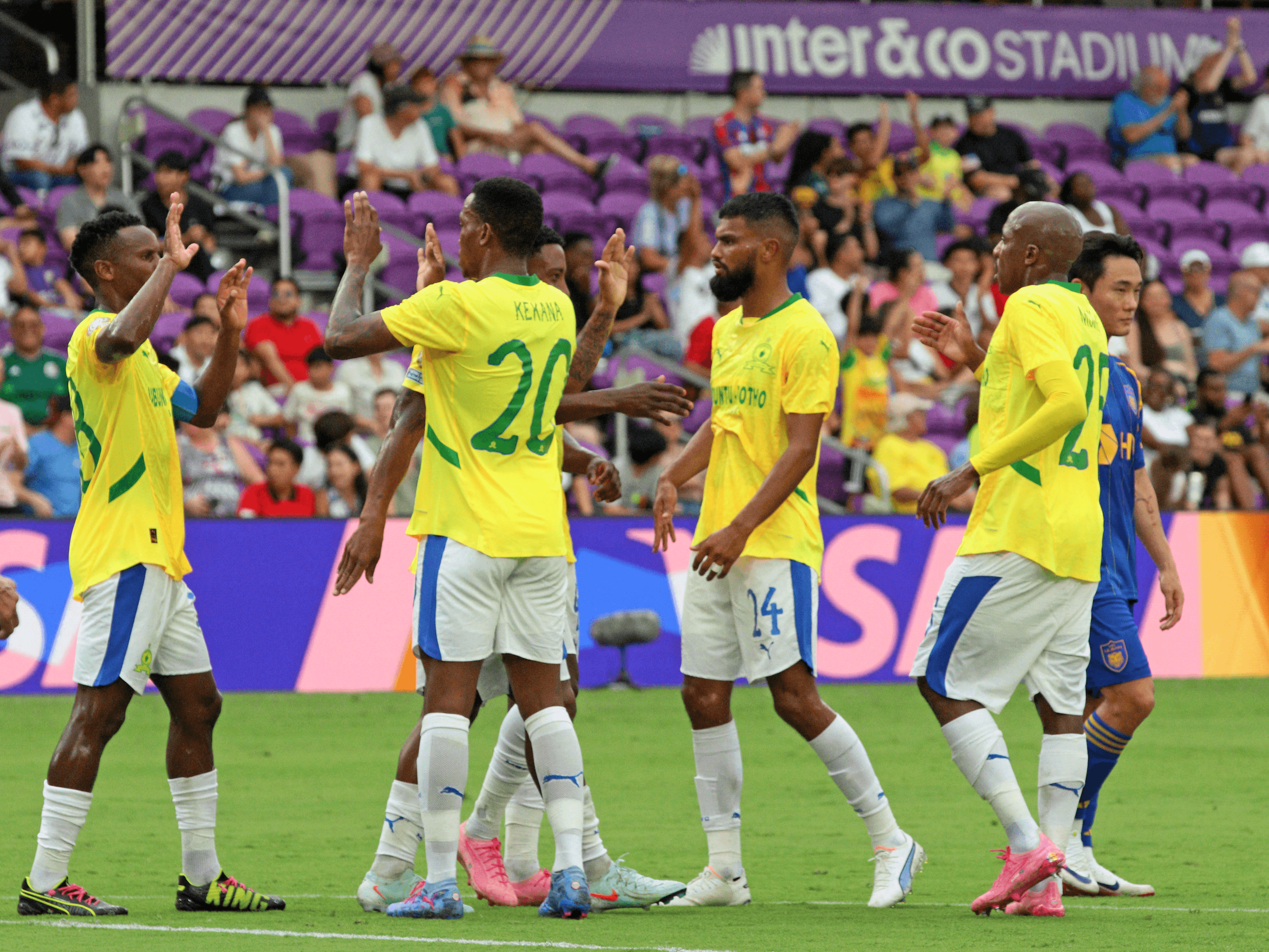 20. Usagculisekile umqeqeshi weDowns ngakubona ekhempini