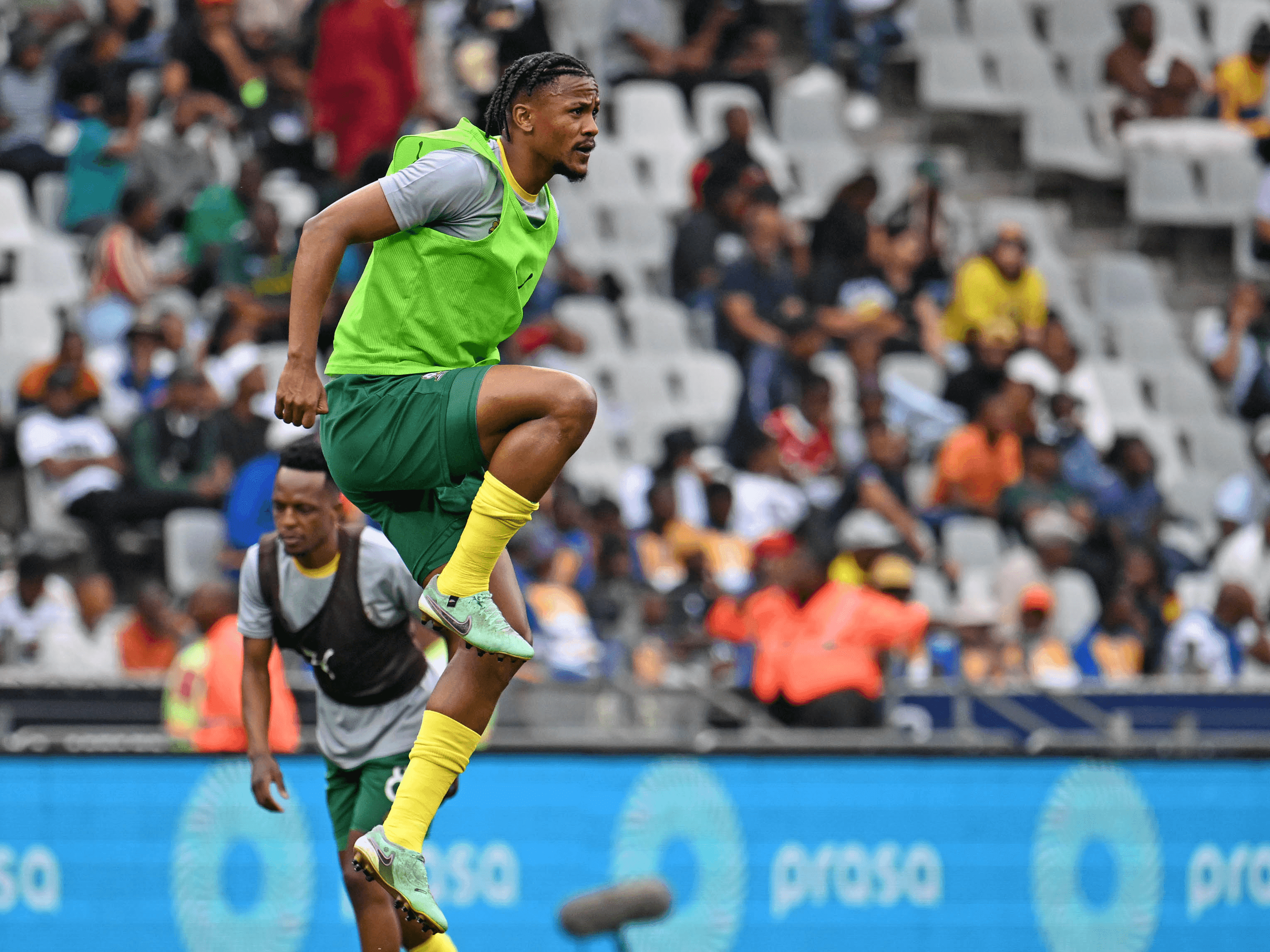 16. Kunconywa isibindi kumqeqeshi weBafana