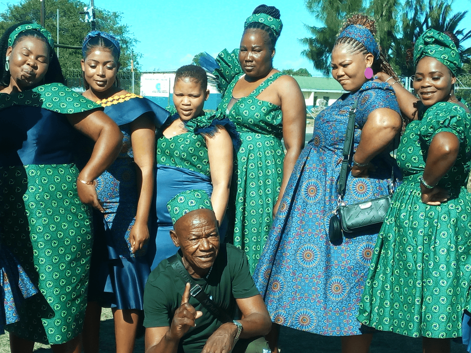 15. Ibulawe iqeda kutotosa abafazi bayo (15) inyanga