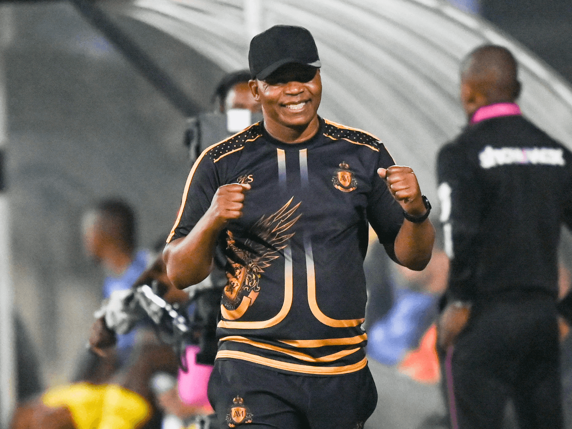 23. Ugidelwa yidlozi umqeqeshi wekilabhu eyaxoshwa yiPSL