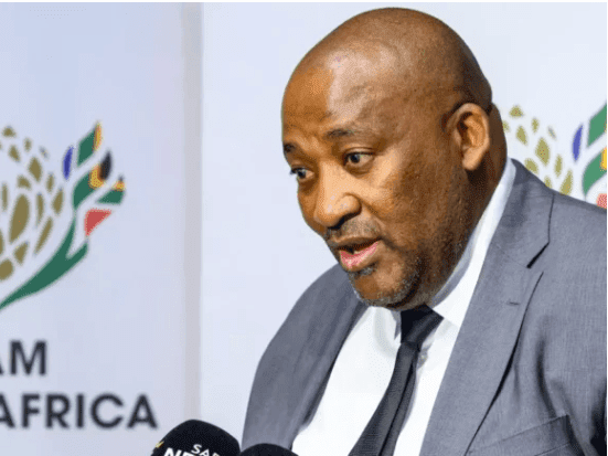 21. Uvikela iso lakhe ungqongqoshe wezemidlalo ogxekwa ngokwenzelela
