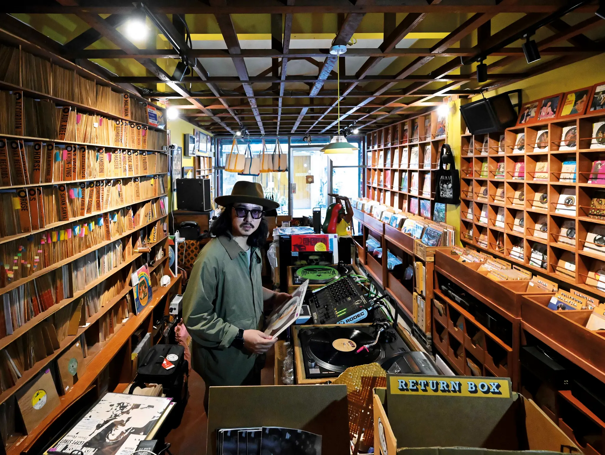 481 PEOPLE WITH VINYL Zudrangma Records