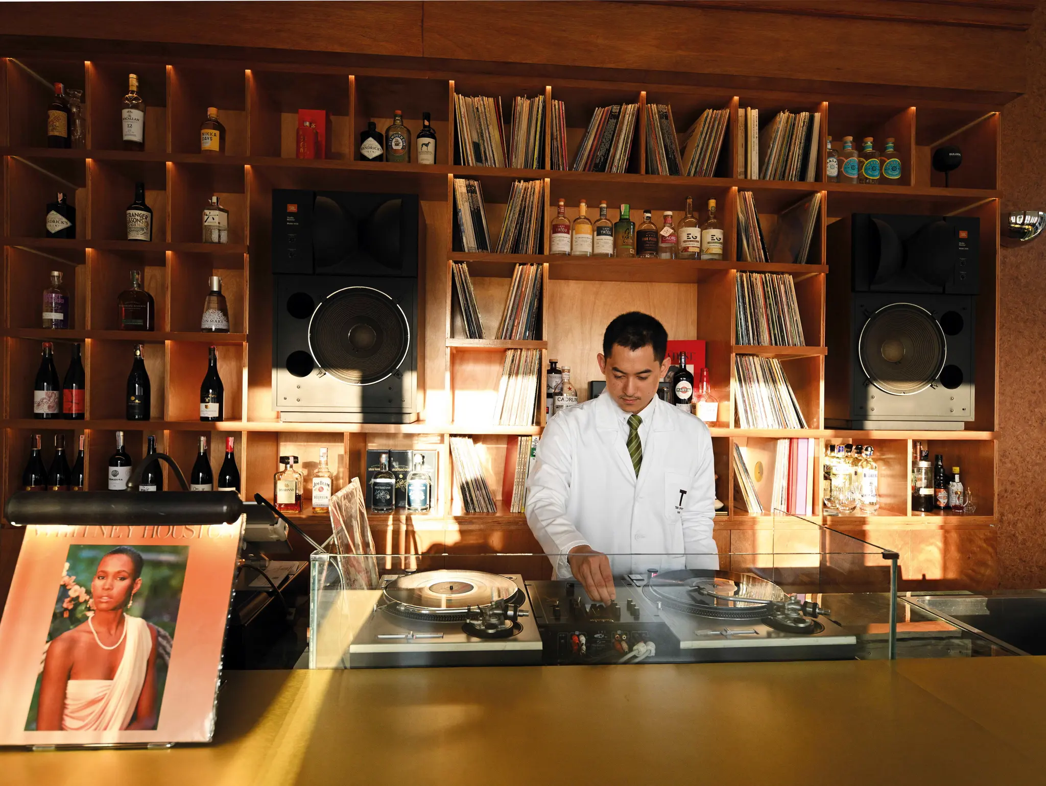 481 PEOPLE WITH VINYL Teen Spirit Bar & Bistro